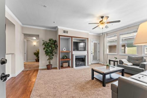 NEW Chic 2BR Stay with Heated Pool Gym & Mini Golf