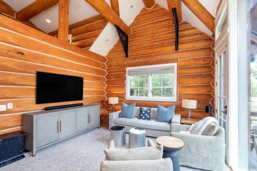 New! Chic European Style Cabin, Short Walk To Ski home