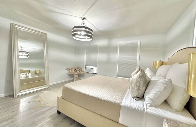 NEW Chic Home Close to Boston - WASHER DRYER & Parking