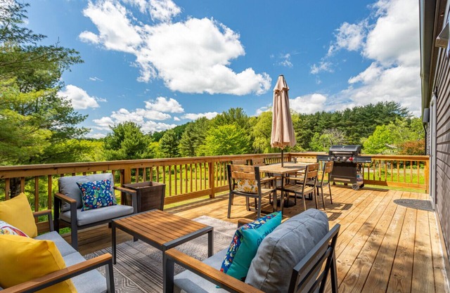 NEW: Chic Home w/ Fireplace & Beautiful Sunsets