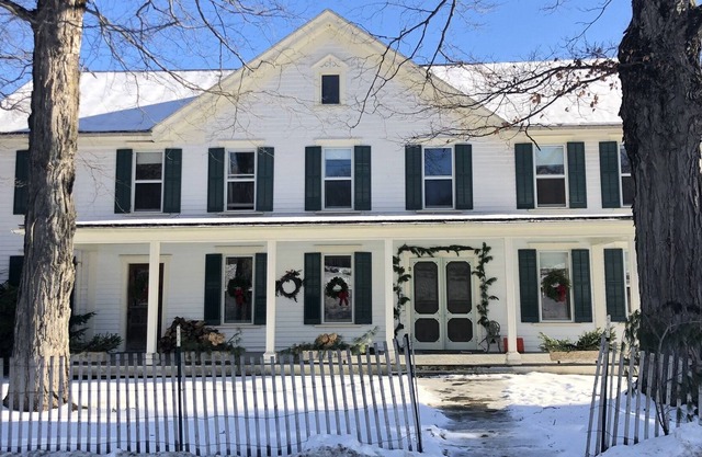 NEW-Classic family farmhouse: 10 min to Hudson; 20 mins Catamount ski, huge pool