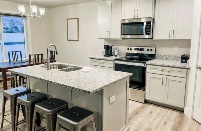 New & Clean 3BR/2.5BA Townhome