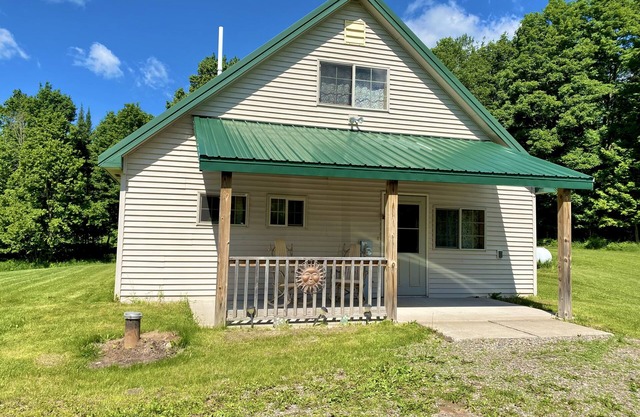 NEW!! Clean, Comfortable & Spacious Northwoods Cabin.