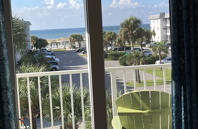 New Condo With 5 Star Rating, Rent 7 day 10% Off. Ocean Front ! 2 BR 2B sleeps 6