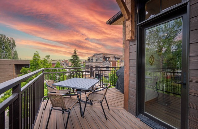 New! Condo Downtown with rooftop patio, steam shower, mountain views