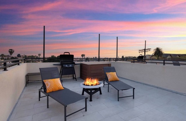 New Construction Elegantly furnished near Downtown & Hollywood