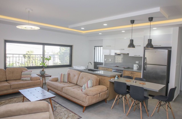 New Contemporary Luxury Apartment. Minutes from Nativity Church & Manger Square