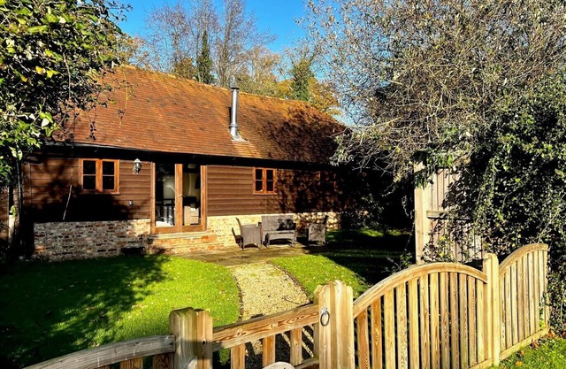 NEW Cosy Cottage. Pets welcomed. Country walks & Lake views. Nov offers.