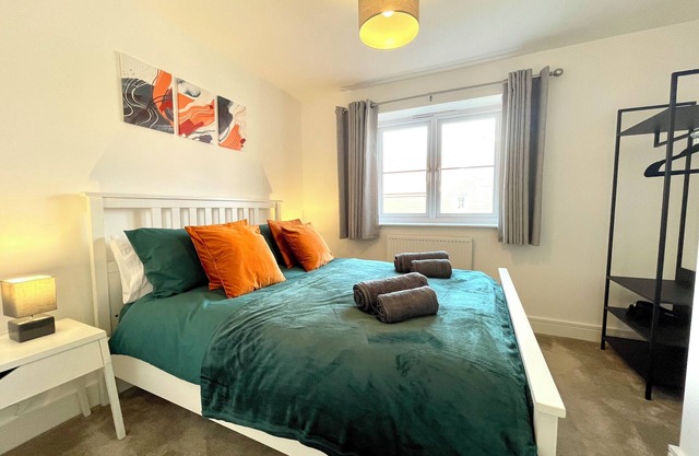 New Cosy Stylish 2 bedroom / 2 bathroom House with Parking, in Bishops Stortford
