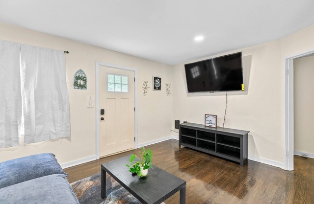 New* Cozy 2-Br, Birmingham, Ala. *WiFi* Roku Tv*Near Hospitals, *Off St Parking*
