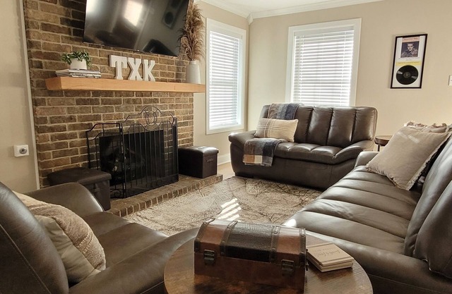 NEW Cozy 3BR Retreat + 2-Car Garage in Historic Texarkana
