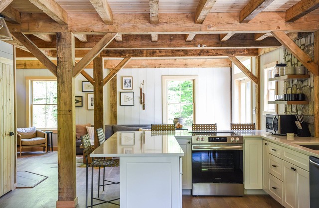 NEW Cozy 4-bedroom cabin with AC, WiFi, Hot Tub and Fire Place!