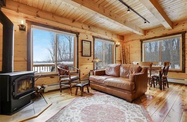 New Cozy Cabin on a Lake for the Perfect Getaway!