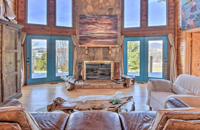 NEW! Cozy Hayesville Cottage w/ Lake Views!