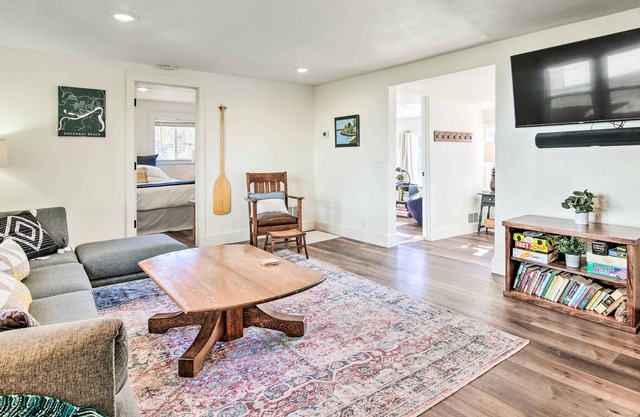 NEW! Cozy Lakeside Cottage ~ 11 Mi to Dtwn Branson