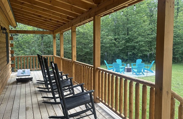 New Cozy Log Cabin w/ King bed in White Mountains