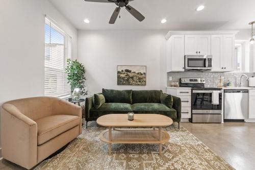 NEW Cracklin House Luxury Amenities Fast WiFi 65 TV