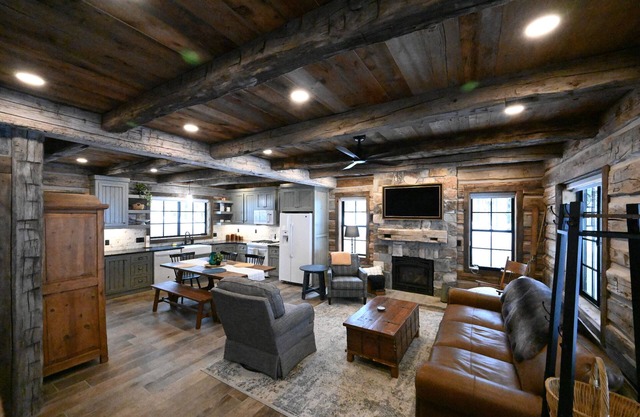 *New* Custom 19th Century Era Look | Sleeps 8 | Hot Tub | 25 Miles to Yellowston