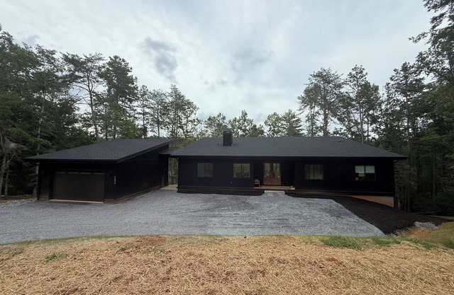 New Custom Built Modern Lake House near vineyards, orchards, Biltmore and more.