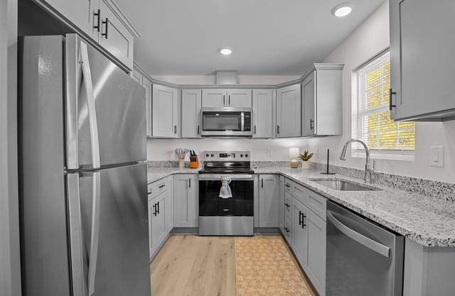 New Custom Built Luxury 3 bed/2 bath Home w Fenced Backyard near Hospitals