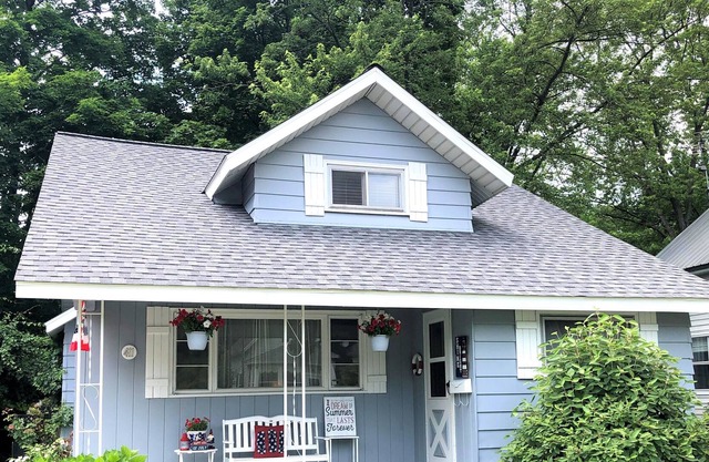 NEW Cute Cottage Walk to Beach/Downtown Ludington