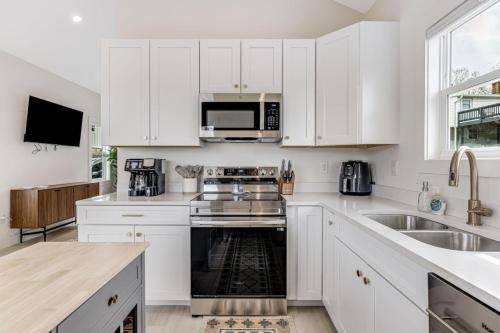 New Designer 1 Bed Home, Walk to Biltmore Village