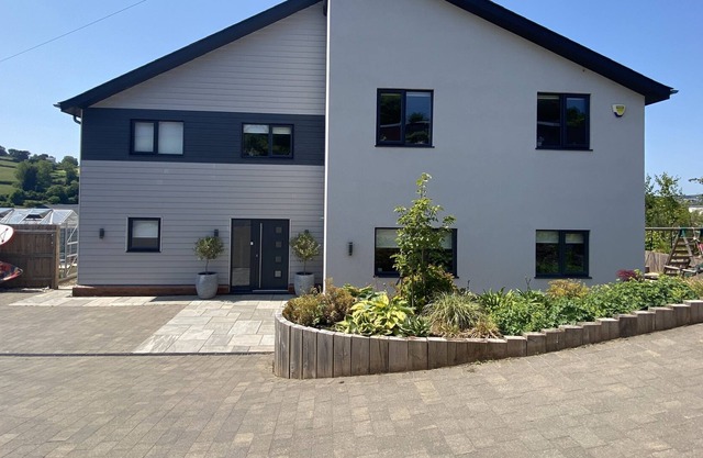 NEW DEVON HOME: estuary views, 5mins from beach, landscaped gardens, play area..