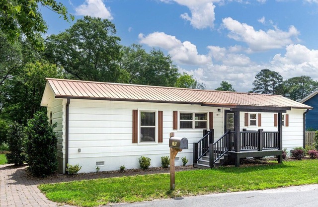 NEW Downtown Simpsonville Cozy Cabin