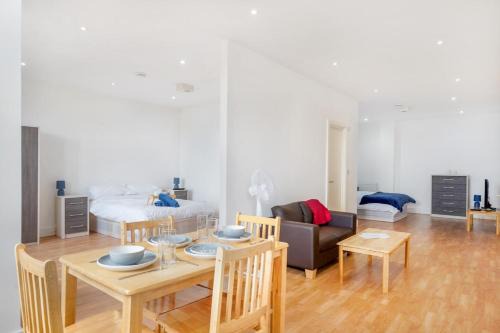 NEW Entire spacious flat with parking