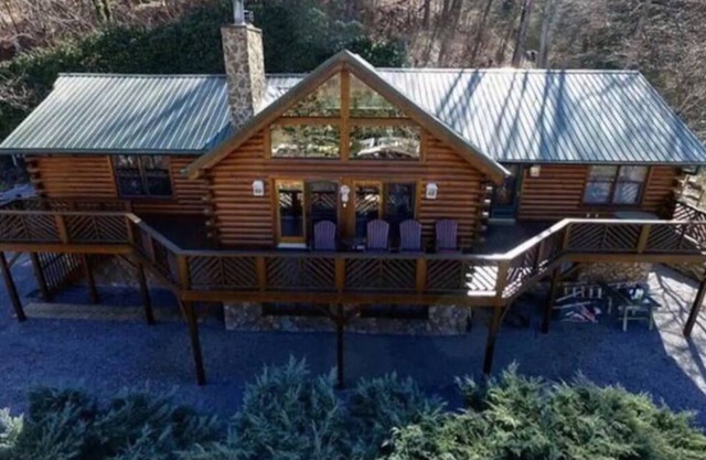 New! Family friendly! Hot tub! Firepit! Beautiful view of the mountainside!