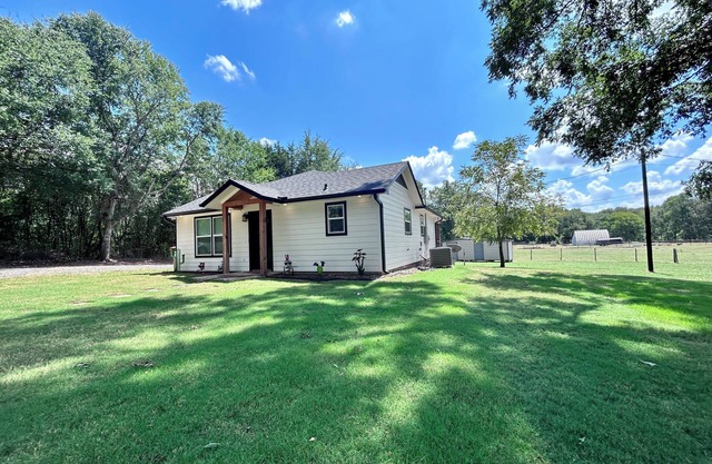 NEW!!! Fire pit AND golf!! LUXURY COUNTRY RETREAT in heart of MAJESTIC ETX!!!