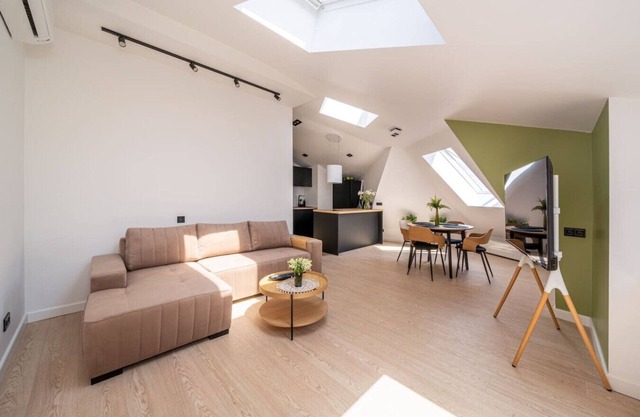 New flat with free garage & Air con.