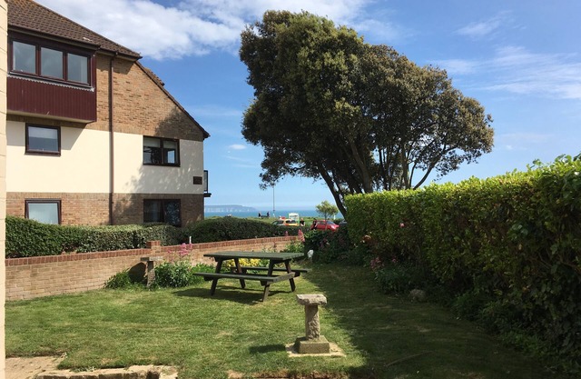 Nouveau appartement au sommet d'une falaise avec vue lointaine sur les aiguilles