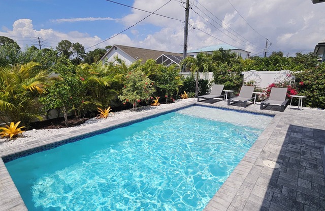 FLASH MAY SALE! Finest Designer Home, Heated Pool, Close to beach, FREE Bikes