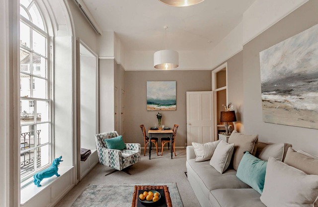 New- Georgian Retreat - an apartment that sleeps 2 guests in 1 bedroom