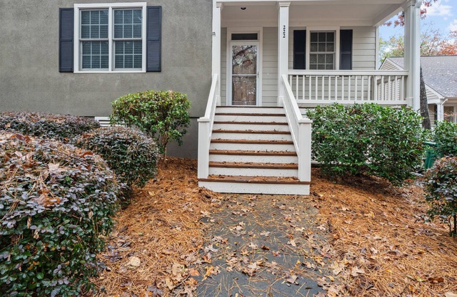 NEW! Golf Cottage- 5 min walk to the lake, beach area, marina and clubhouse!