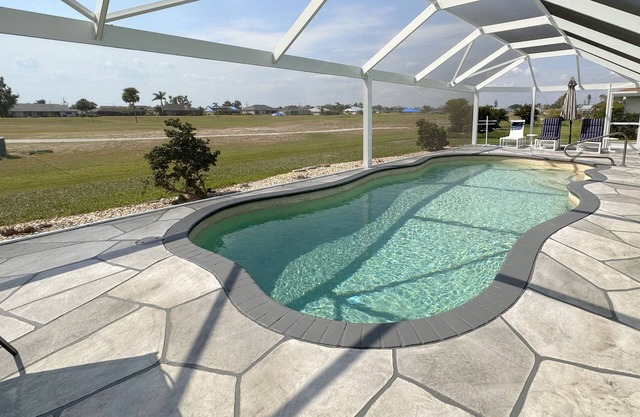 NEW! Golf Course frontage with HEATED pool, 20min to BEACH!