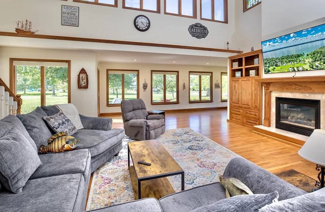 Lakefront 3 Bedroom 2.5 Bath Home With Boatdock
