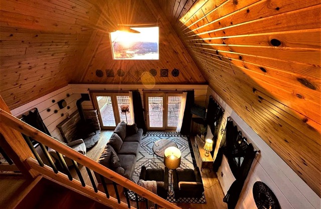 NEW!!! GRAND VIEW -- Rustic Ridge Chalet, hot tub, river view, privacy