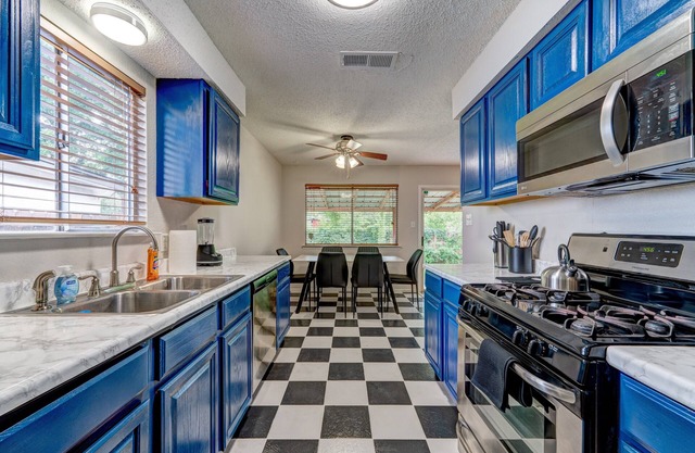 NEW! Happy Hollow-- w/ 3 King Beds + Ping-Pong/Movie Room