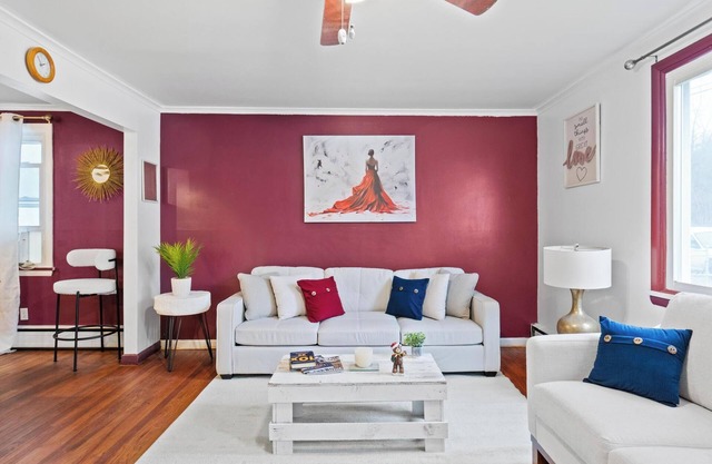 NEW! " The Suite " cozy and open concept 2 bed flat a few minutes from downtown