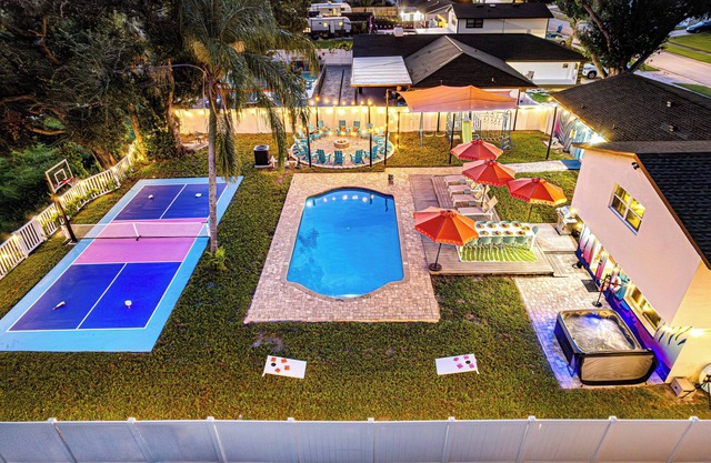 💎NEW Luxe 9 Bds~Pool~5 BR~Game Room~Selfie Wall~Playset