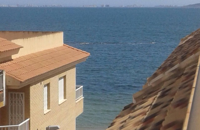 Appartement neuf de haute qualité 65M2 d'une chambre à coucher. 20m de la plage. Wifi gratuit.