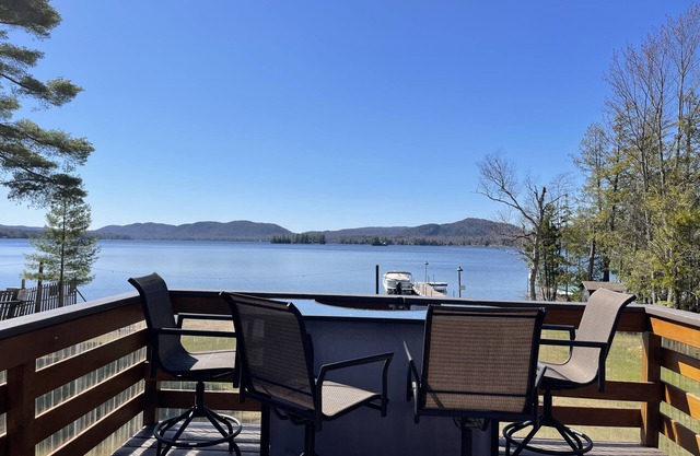 Nouveau! Maison d'artisan historique sur les rives du 4ème lac disponible pour la 1ère fois!