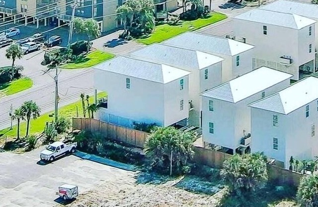 NEW HOME! 100 yards from beach, heated pool, gas grill, 5 TV’s, stocked kitchen