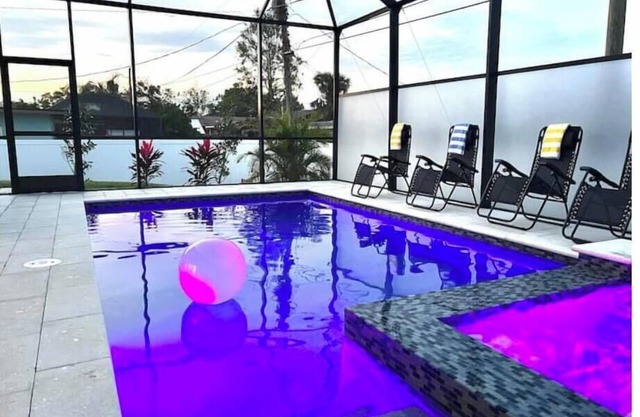 New home,mins to beach, heated pool,two kitch