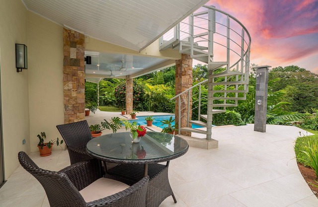 Nouvelle maison nichée entre plage et montagnes avec vue à 360 ° et piscine à débordement