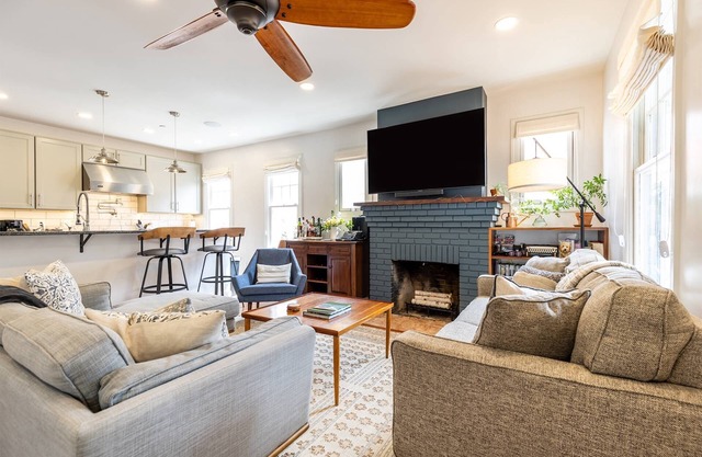 NEW! Book for CW25 Escape to Downtown Annapolis Murray Hill with Luxe King Suite and Porch Vibes