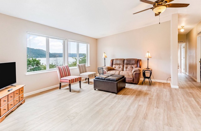 New home with amazing lake view - steps to town & Trail of the Couer d'Alenes