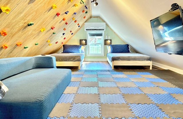 NEW - Hot Tub, Climbing Wall, Fully Fenced, EV Charger